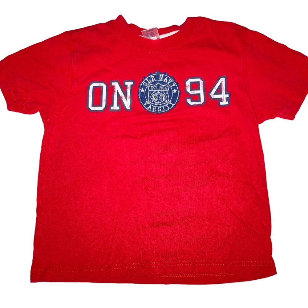 This toddler boys' t-shirt is in great condition and ready to be worn.